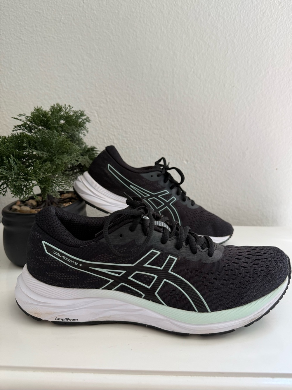 ASICS Gel -Excite 7 women size 9.5 Black and Mint Women's Running Shoes